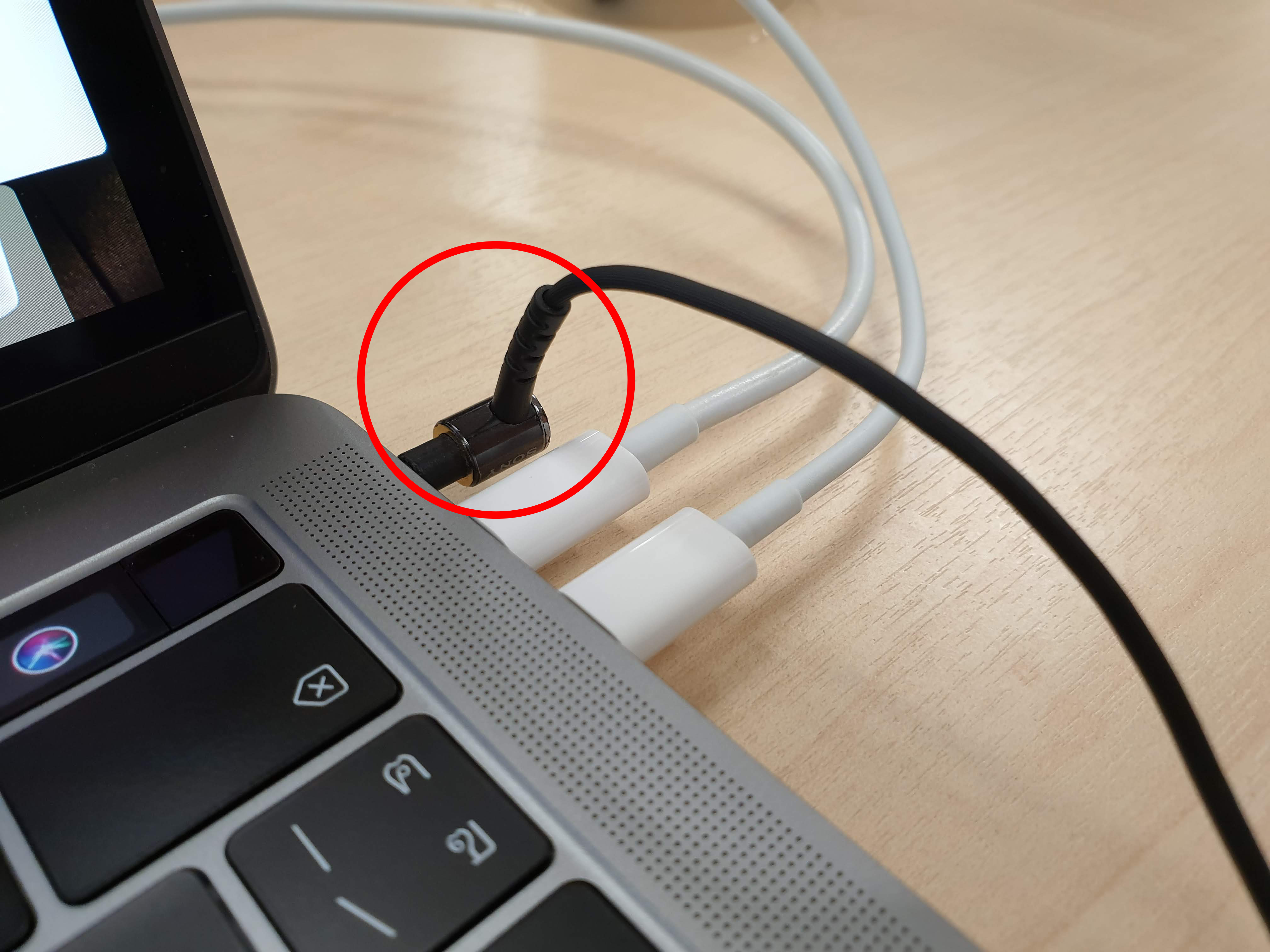 MacBook Pro 13-inch 2018 Headphone Jack Position Problem